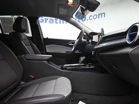 Used 2025 Chevrolet Trax LT w/ LT Convenience Package FWD image 9