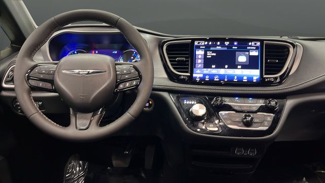 Used 2024 Chrysler Pacifica Limited FWD image 11