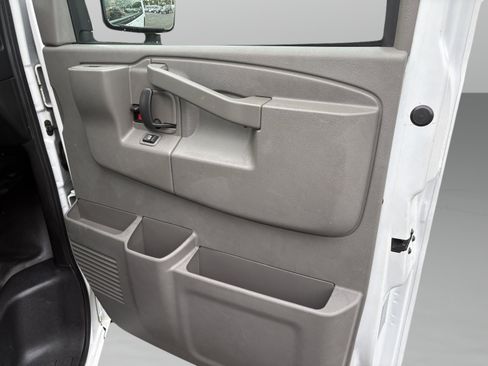 Used 2017 Chevrolet Express 3500 RWD image 26