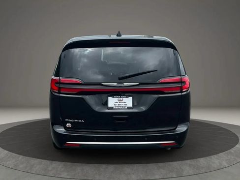 Used 2023 Chrysler Pacifica Touring-L FWD image 5