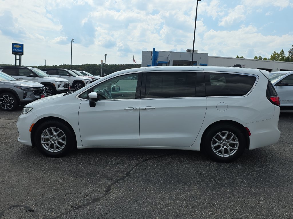 Used 2023 Chrysler Pacifica Touring-L FWD image 5
