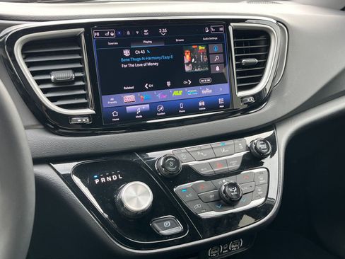 Used 2025 Chrysler Pacifica Select image 20