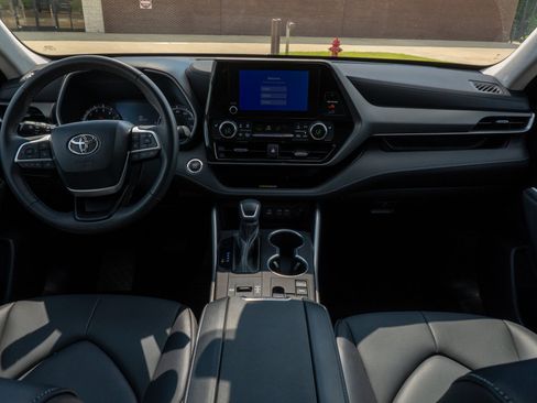 Used 2023 Toyota Highlander XLE FWD image 21