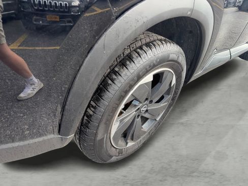 Used 2025 Nissan Rogue SV AWD/4WD image 9