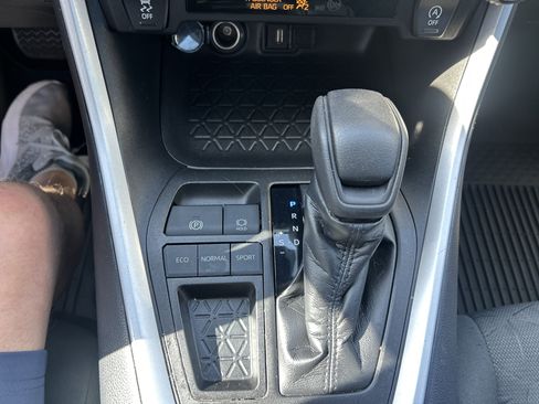 Used 2020 Toyota RAV4 XLE image 24