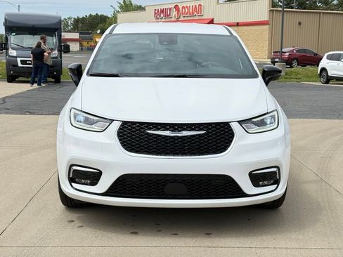 New 2026 Chrysler Pacifica Select AWD/4WD image 2