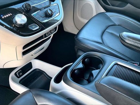 Used 2023 Chrysler Pacifica Touring-L FWD image 17
