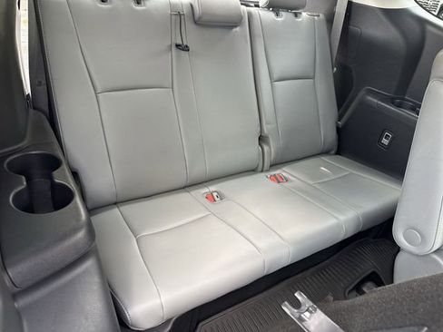 Used 2021 Toyota Highlander Limited FWD image 12