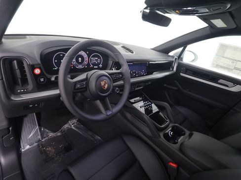 Used 2025 Porsche Cayenne image 4