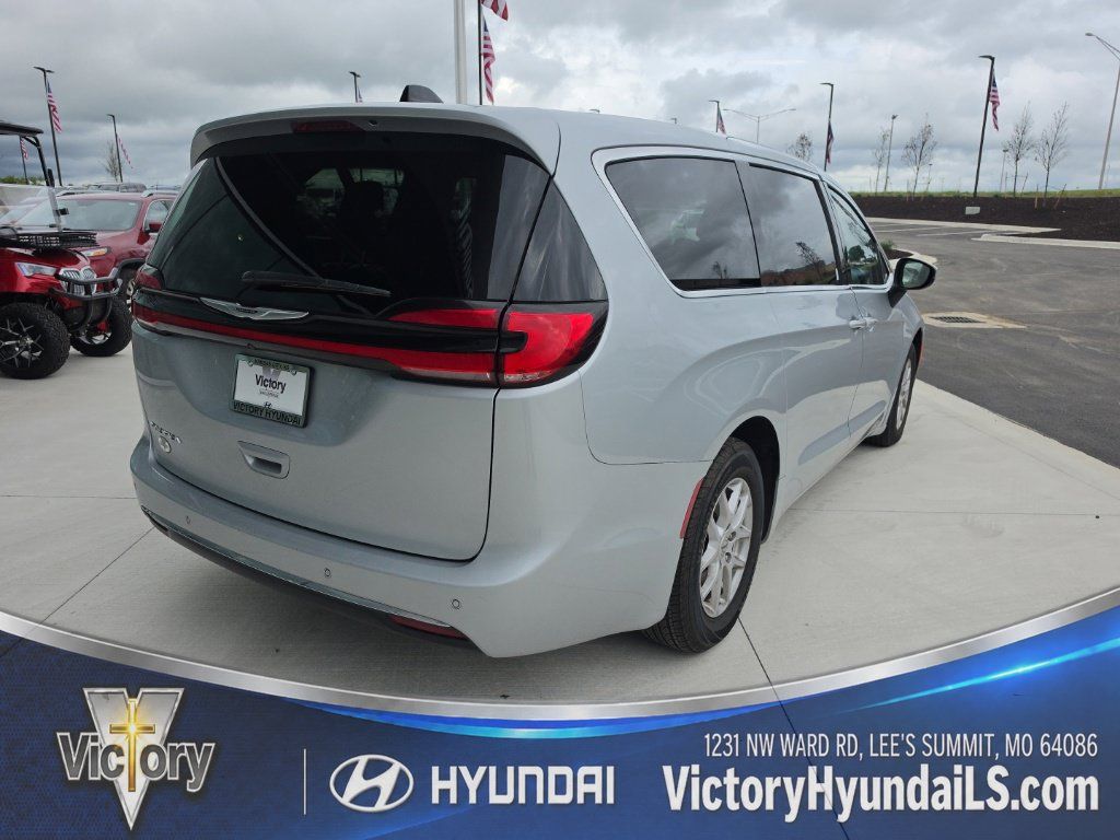 Used 2023 Chrysler Pacifica Touring-L FWD image 5