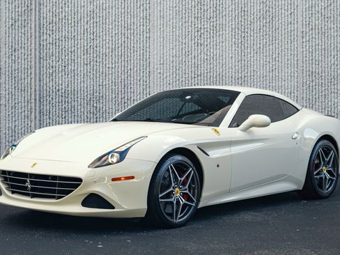 Used 2017 Ferrari California T RWD image 40