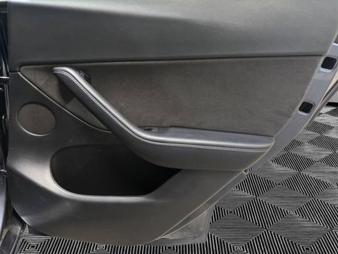 Used 2022 Tesla Model Y Long Range image 18