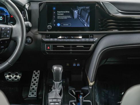 Used 2025 Toyota Camry SE image 16