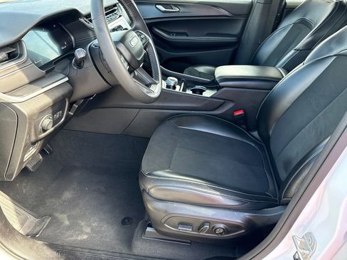 Used 2024 Jeep Grand Cherokee L Laredo image 9