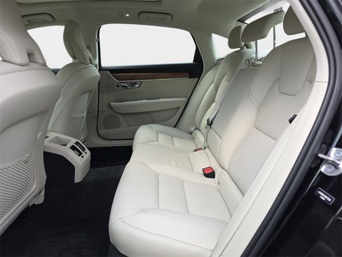 Used 2022 Volvo S90 B6 Momentum w/ Advanced Package image 17