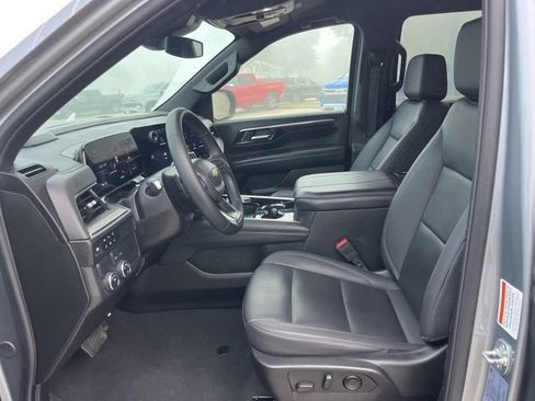 Used 2025 Chevrolet Suburban LT RWD image 16