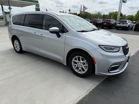 Used 2023 Chrysler Pacifica Touring-L FWD image 1