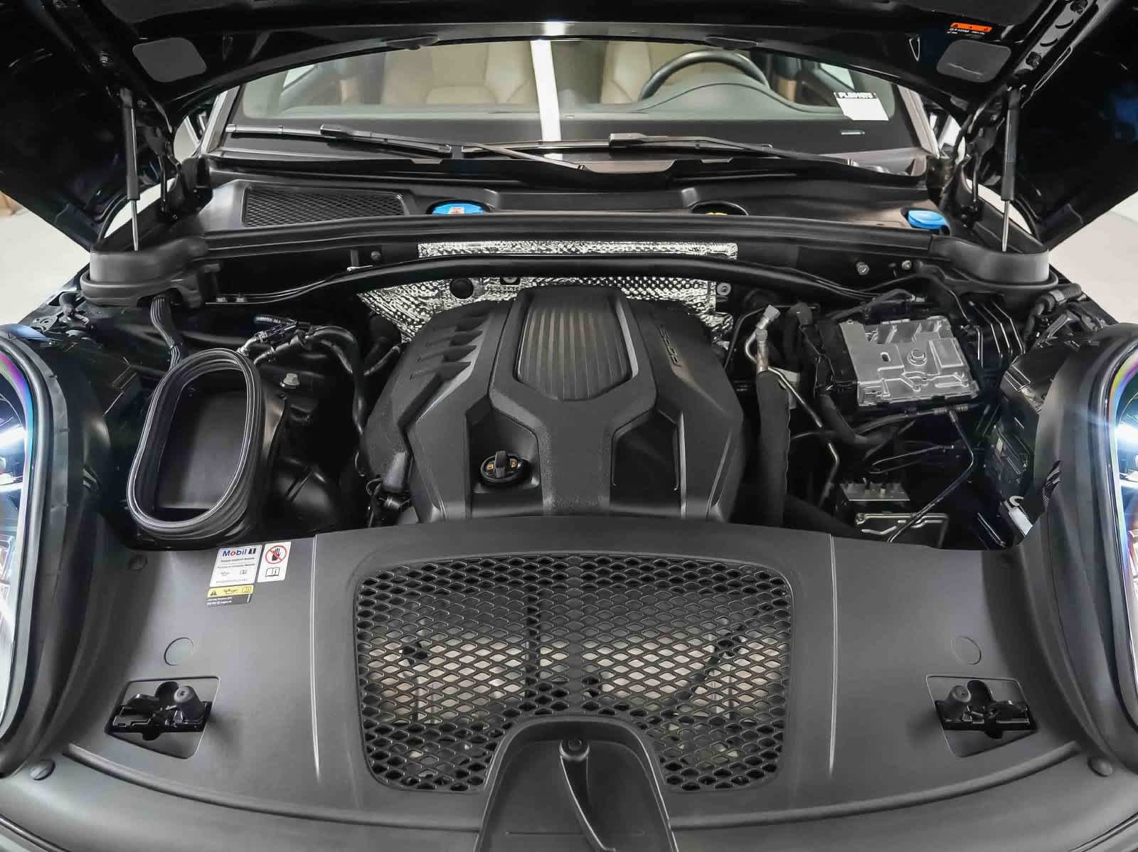 Used 2023 Porsche Macan AWD/4WD image 27