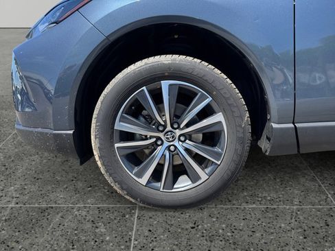 Used 2022 Toyota Venza LE AWD/4WD image 14