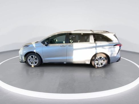 Used 2022 Toyota Sienna XSE AWD/4WD image 5
