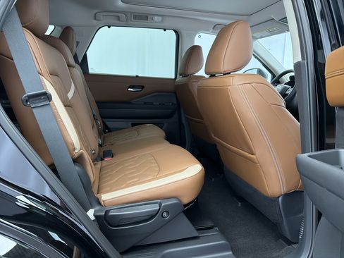 New 2026 Nissan Pathfinder Platinum FWD image 13