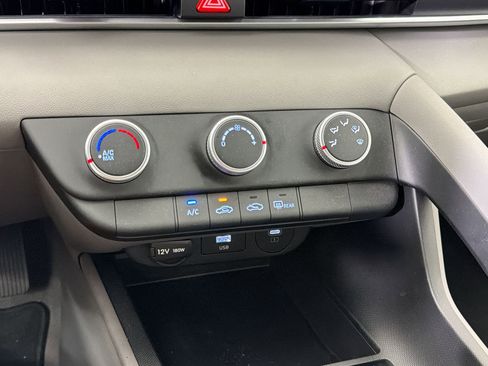 Used 2025 Hyundai Elantra SE image 19