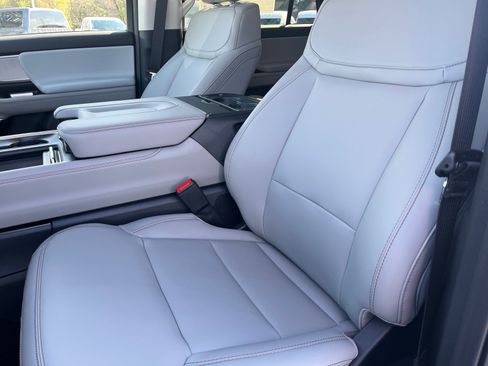 New 2025 Ford Expedition Active image 17