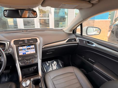 Used 2018 Ford Fusion SE w/ Equipment Group 602A FWD image 24
