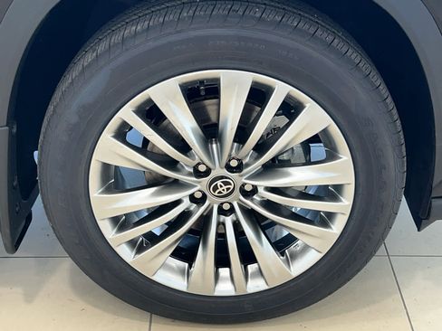 New 2026 Toyota Highlander Platinum image 5