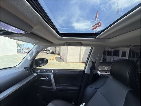 Used 2018 Toyota 4Runner SR5 Premium AWD/4WD image 29