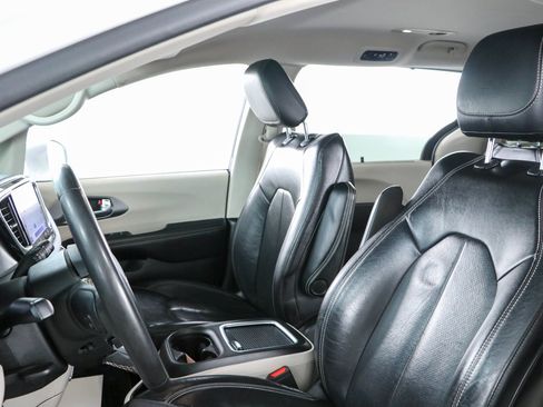Used 2022 Chrysler Pacifica Touring-L FWD image 23