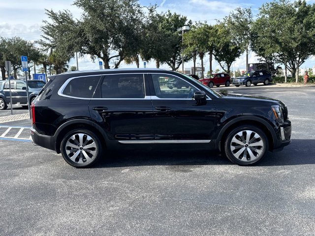 Used 2022 Kia Telluride EX w/ EX Premium Package FWD image 3