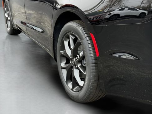 New 2026 Chrysler Pacifica Limited w/ S Appearance Package image 9