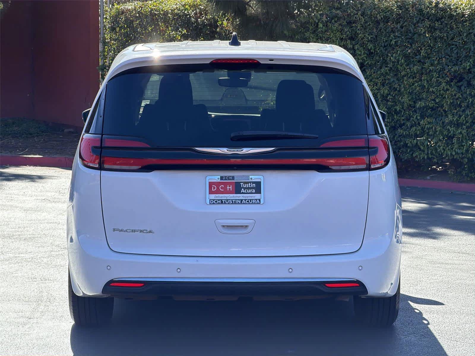 Used 2023 Chrysler Pacifica Touring-L FWD image 6