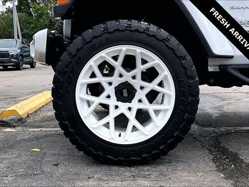 Used 2018 Jeep Wrangler Unlimited Sahara AWD/4WD image 31