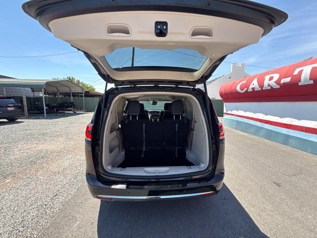 Used 2024 Chrysler Pacifica Touring-L FWD image 17