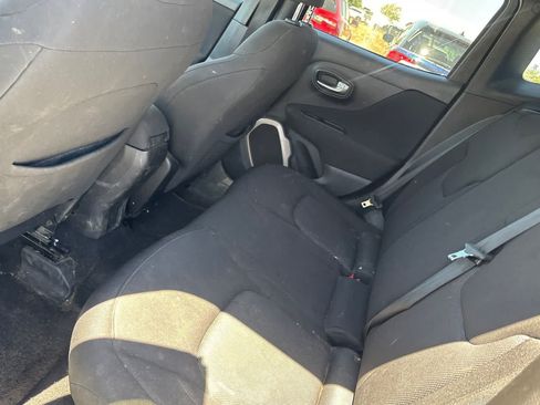 Used 2017 Jeep Renegade Latitude FWD image 5