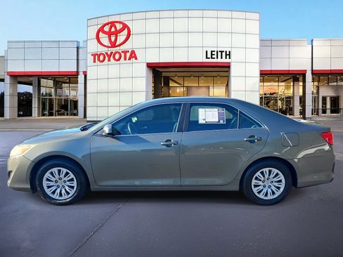 Used 2014 Toyota Camry L image 8