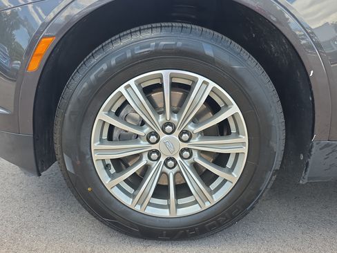 Used 2018 Cadillac XT5 Luxury w/ Driver Awareness Package FWD image 9