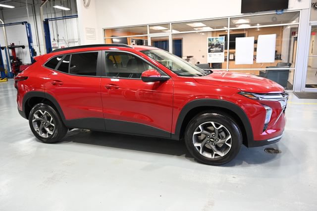 Used 2026 Chevrolet Trax LT FWD image 4