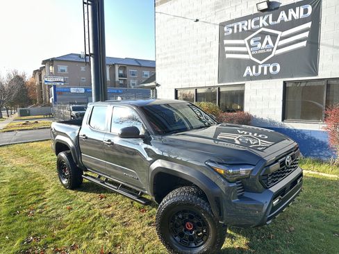 Used 2024 Toyota Tacoma TRD Off-Road image 2