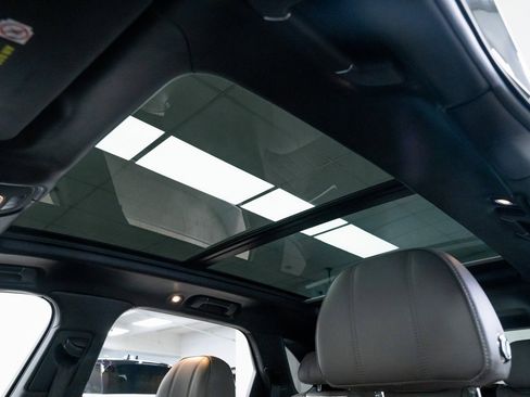 Used 2017 Bentley Bentayga image 18