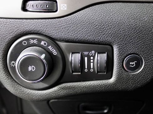 Used 2019 Jeep Cherokee Limited image 19