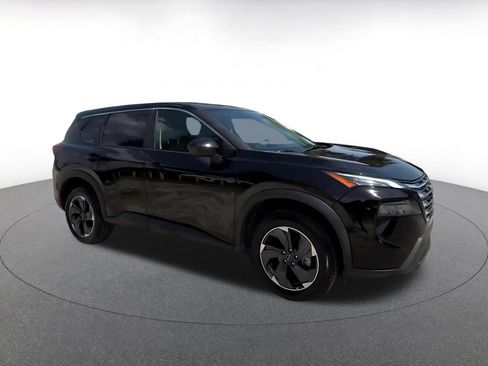 Used 2025 Nissan Rogue SV FWD image 2