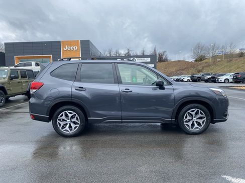 Used 2022 Subaru Forester Premium AWD/4WD image 2