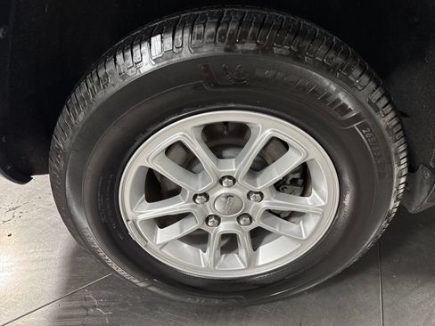 Used 2019 Jeep Grand Cherokee Laredo AWD/4WD image 13