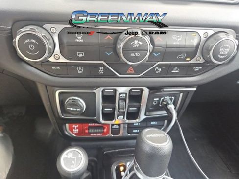 Used 2025 Jeep Gladiator Mojave w/ Safety Group AWD/4WD image 17
