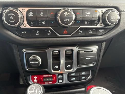 Used 2024 Jeep Wrangler Rubicon AWD/4WD image 30