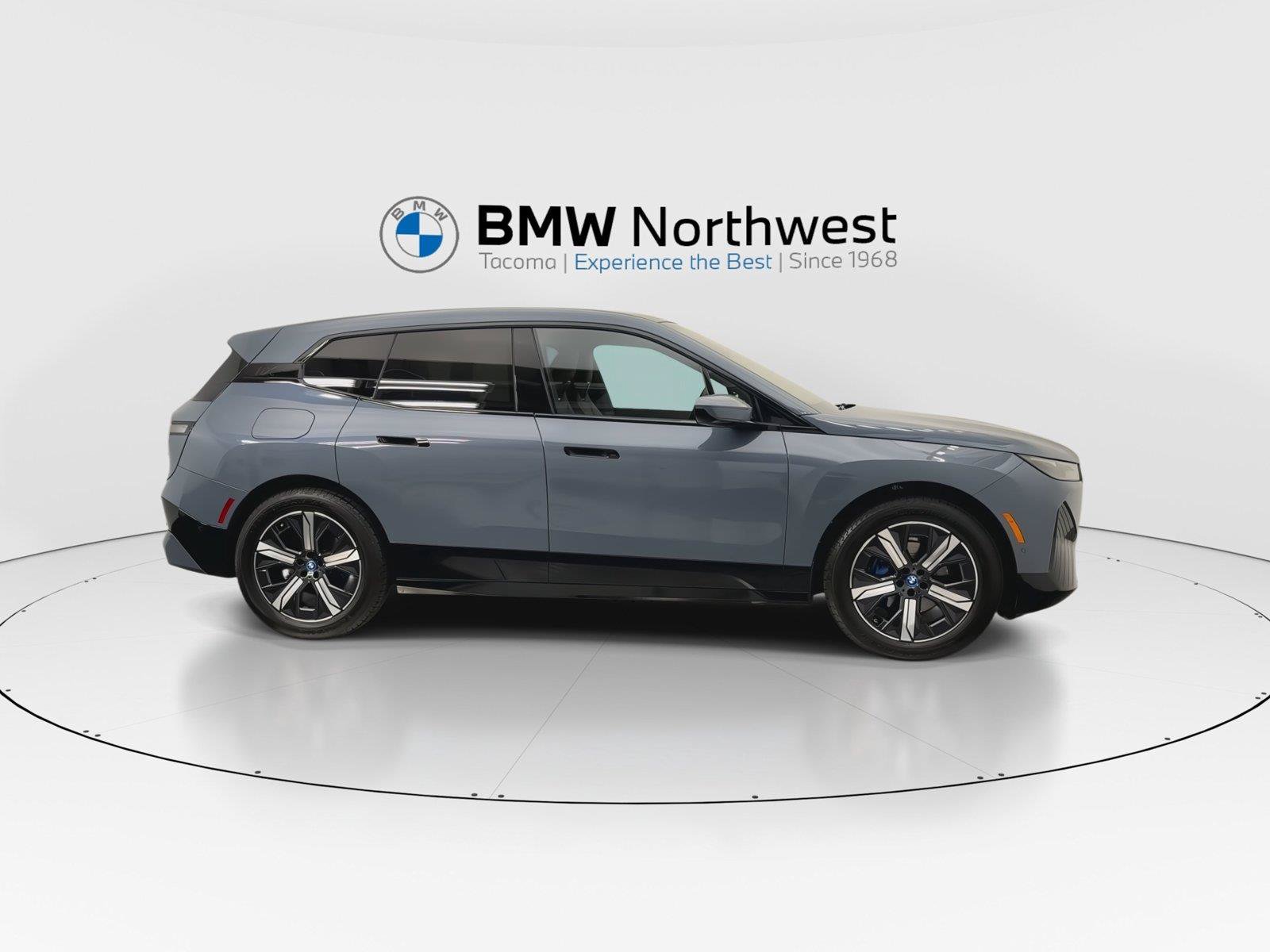 Used 2023 BMW iX xDrive50 w/ Sport Package AWD/4WD image 5
