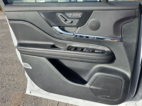 Used 2025 Lincoln Corsair AWD w/ Equipment Group 101A image 19